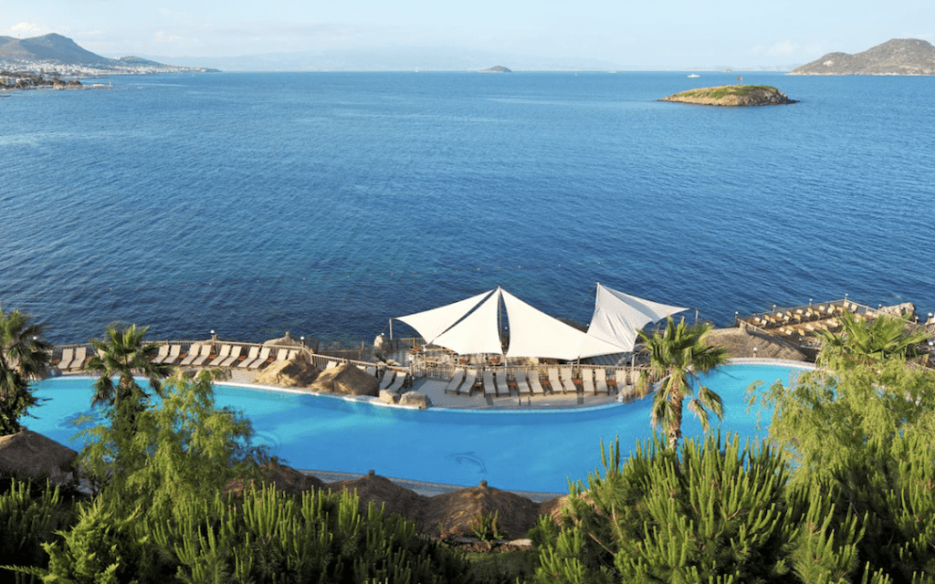 Swimmingpool med udsigt til havet