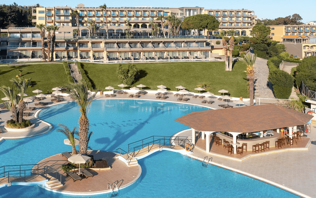 Luksusrejse til Rhodos – Hotel Kresten Palace Et stort poolområde med liggestole