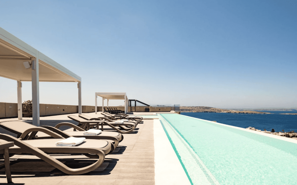 Liggestole og en infinity-pool med havudsigt på Mayflower Hotel
