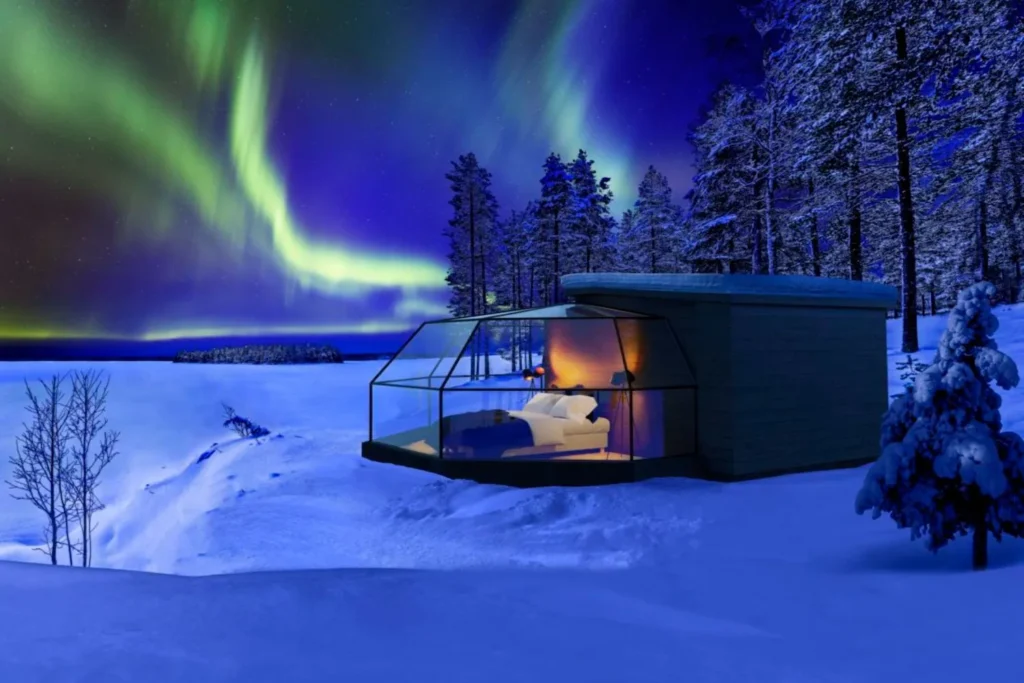 En smukt beliggende glasiglo i Finland, hvor det spektakulære nordlys oplyser den klare nattehimmel over det snedækkede landskab.